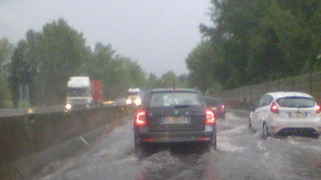 Superstrada allagata, lunghe code e tanti disagi