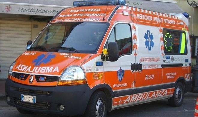 Ambulanza sbatte contro la tenda di un ristorante