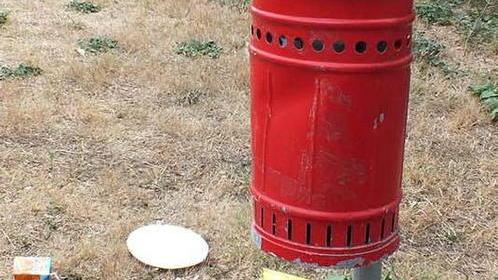 Parco 8 Marzo con giochi rotti e assediato dalla sporcizia