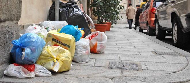 Comune sceriffo contro i rifiuti in centro 