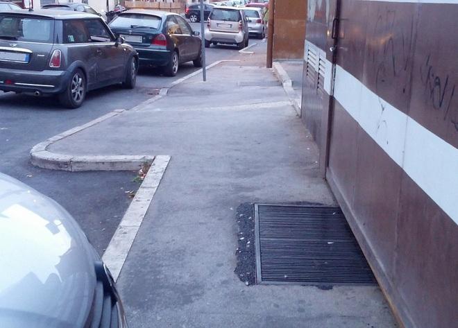 Riparata la grata dietro al mercato