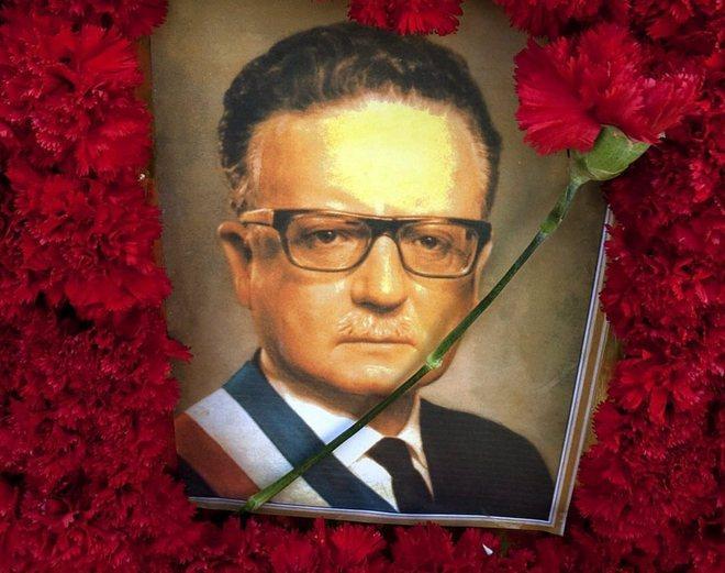 Oggi al palasport i garofani di Sel in ricordo di Allende