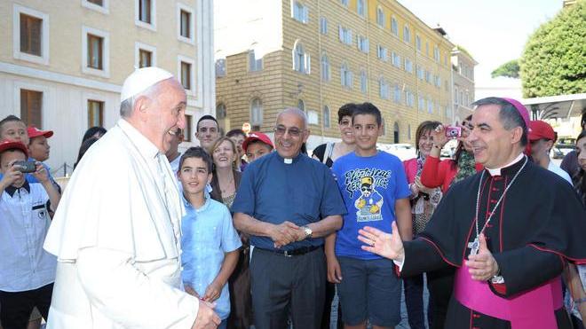 Oltre mille fedeli felici di incontrare papa Francesco 