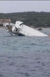Urta uno scoglio, barcone cola a picco 