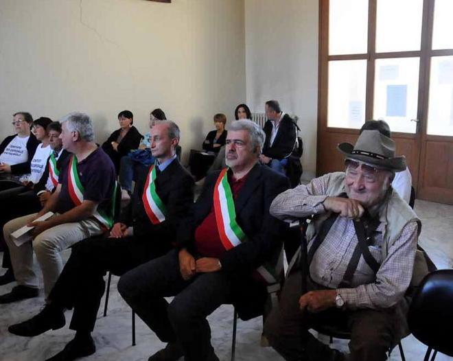 Protesta di avvocati e amministratori in difesa del tribunale 