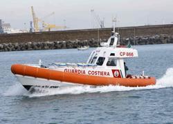 Catamarano sbatte contro gli scogli della diga del Porto 