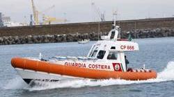 Catamarano sbatte contro gli scogli della diga del Porto