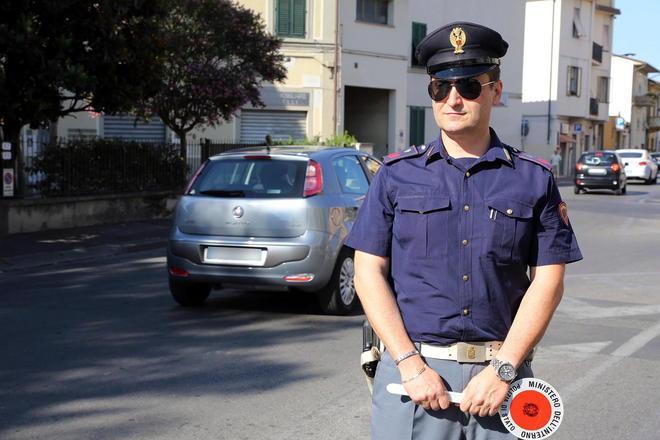 Rubano il carico di un ambulante su un furgone 