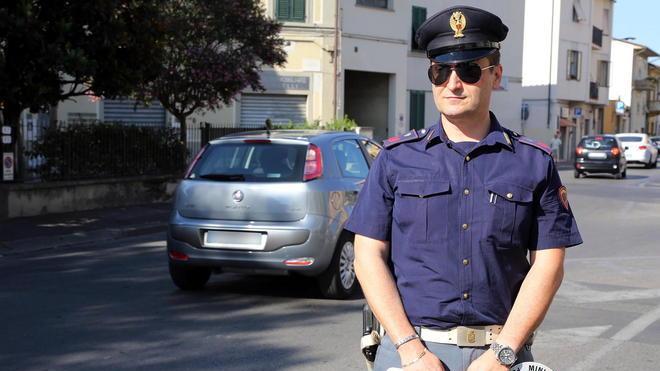 Rubano il carico di un ambulante su un furgone