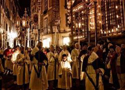 Santa Croce, la processione tra le strade del centro storico 