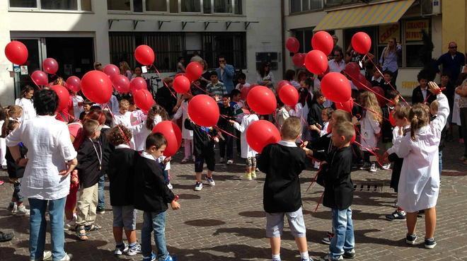 In volo i palloncini degli alunni della Saffi