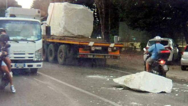 Blocco con “pelo”, camion perde scaglia
