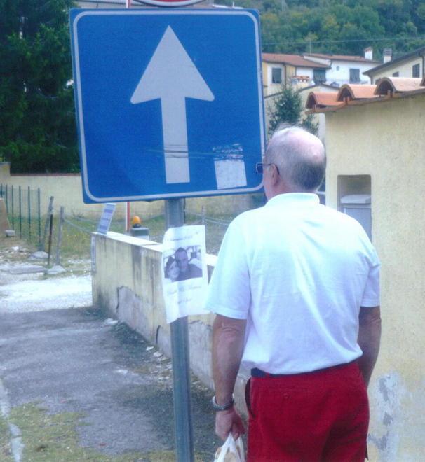 Cartelli pericolosi e marciapiede pieno di buchi