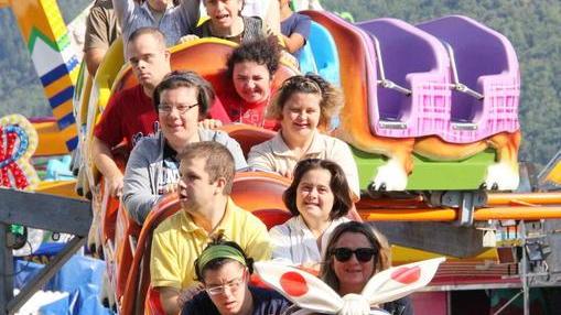 Risate e mani alzate per i ragazzi diversamente abili padroni del Luna Park a Prato
