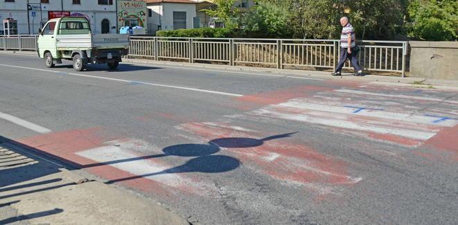 Travolti da un camion sono salvi per miracolo 