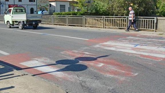 Travolti da un camion sono salvi per miracolo