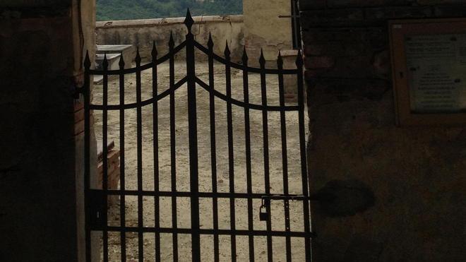 Cimitero chiuso da mesi