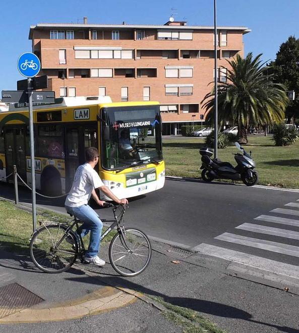 Dopo le strisce il nulla. E attenti al bus