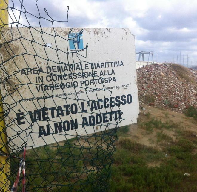 Triangolino, terra di macerie e container abbandonati