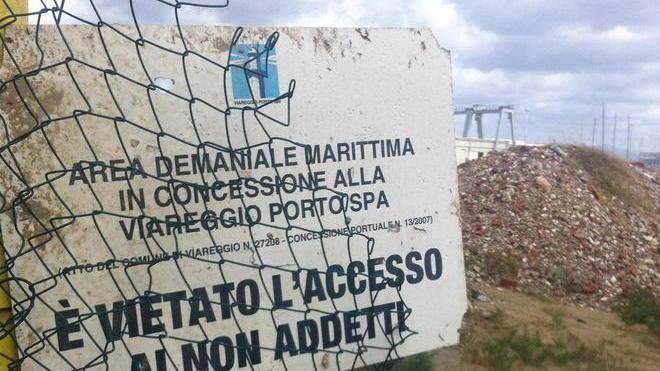 Triangolino, terra di macerie e container abbandonati