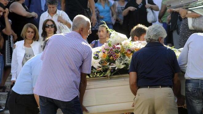 L’ultimo saluto a Giulia Goffo A Santa Lucia folla commossa