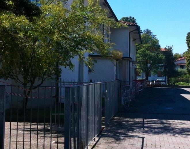 Ancora le transenne alla scuola elementare
