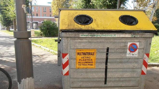 Quel cassonetto che ostacola il passaggio di pedoni e disabili