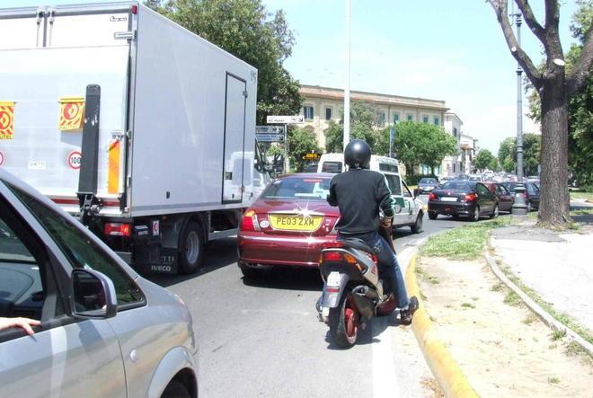 Con i motorini sui marciapiedi per risparmiare qualche metro