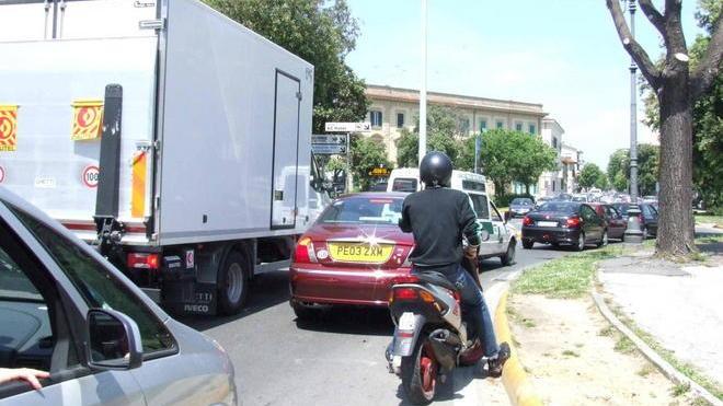 Con i motorini sui marciapiedi per risparmiare qualche metro