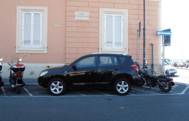 Il grosso Suv prepotente occupa 5 posti per scooter 