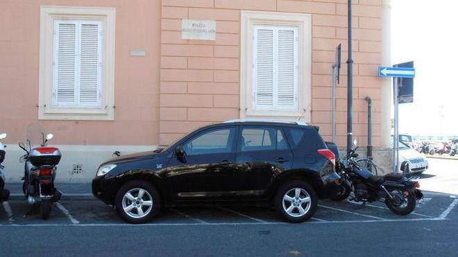 Il grosso Suv prepotente occupa 5 posti per scooter