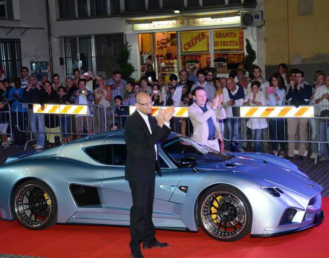 La supercar Evantra sfila per le strade del centro 