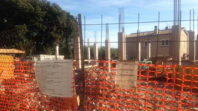 Rifiuti nelle fondamenta, sequestrato un cantiere