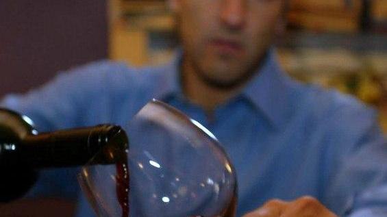 Degustar bendati e arcieri all’opera alla Notte del vino