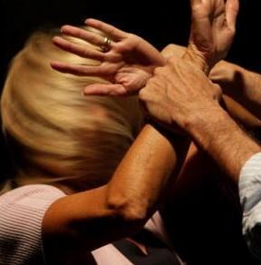 Molesta e perseguita l’ex moglie settantenne nei guai 