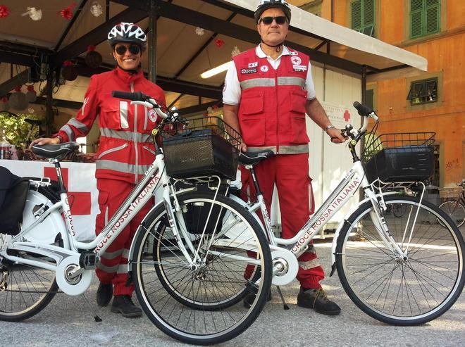Gli angeli in bici della Croce Rossa 