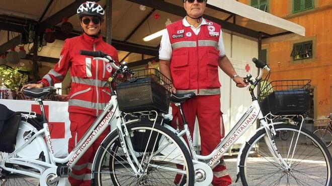 Gli angeli in bici della Croce Rossa