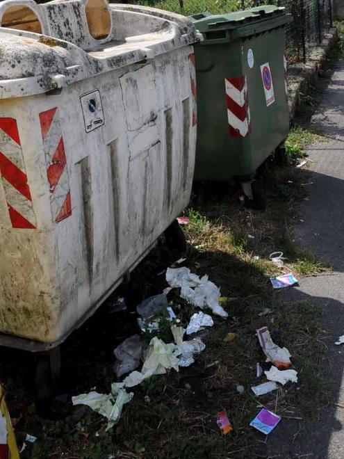 «Quanta sporcizia a terra nella strada di Santa Croce»