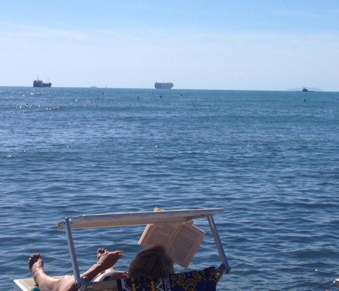 Un sottomarino davanti alle sdraio 