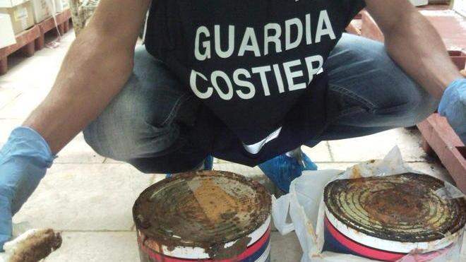 Vendevano acciughe scadute da due anni