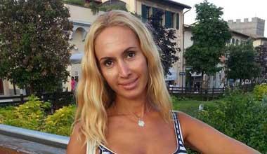 Donna muore travolta da un’auto sulla corsia d’emergenza 