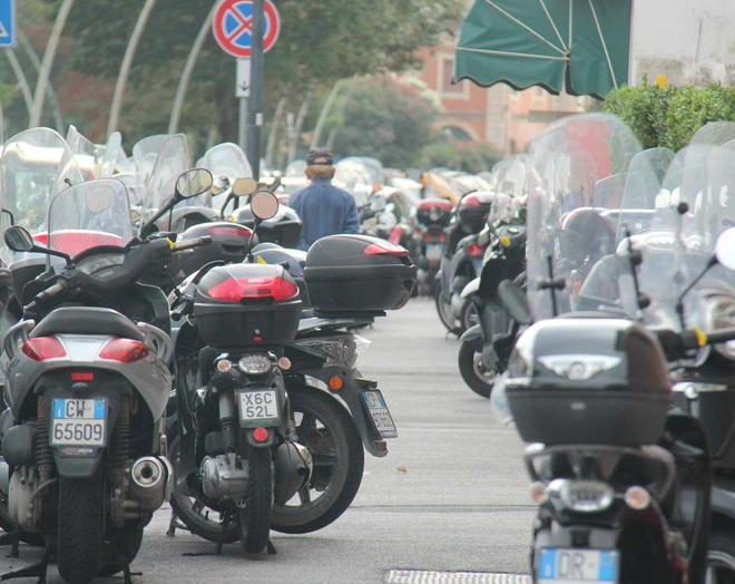 Motorini, stop alla sosta in “mezzo” al viale Nazario Sauro 