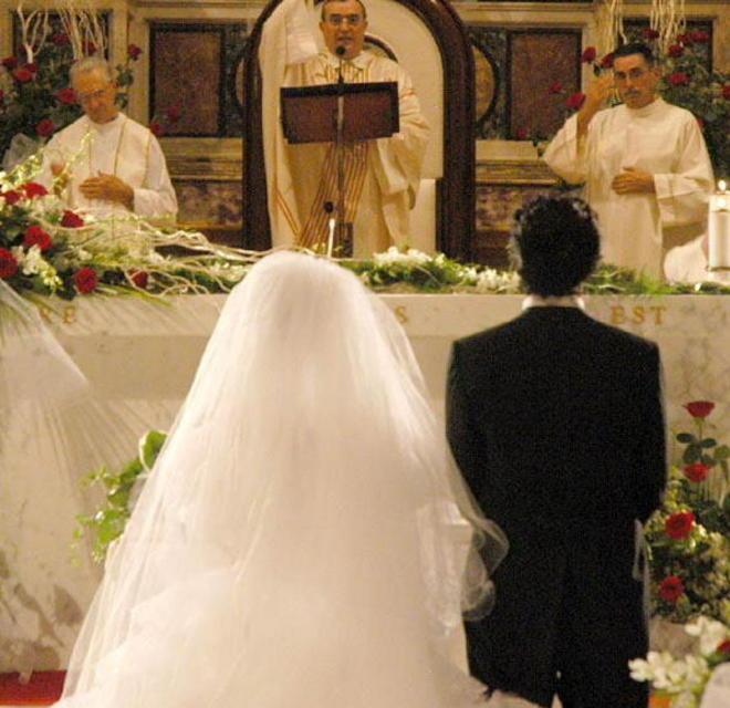 Raccolte in un libro le storie d’amore dei futuri sposi 