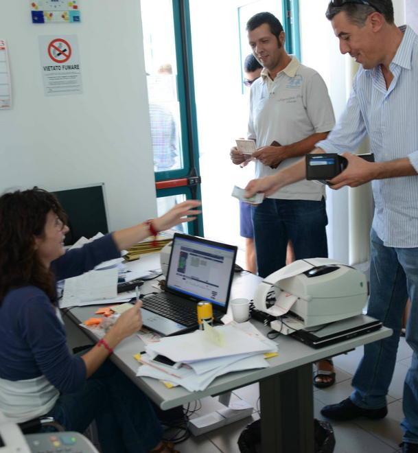 In coda davanti alla sede granata per un biglietto per il match