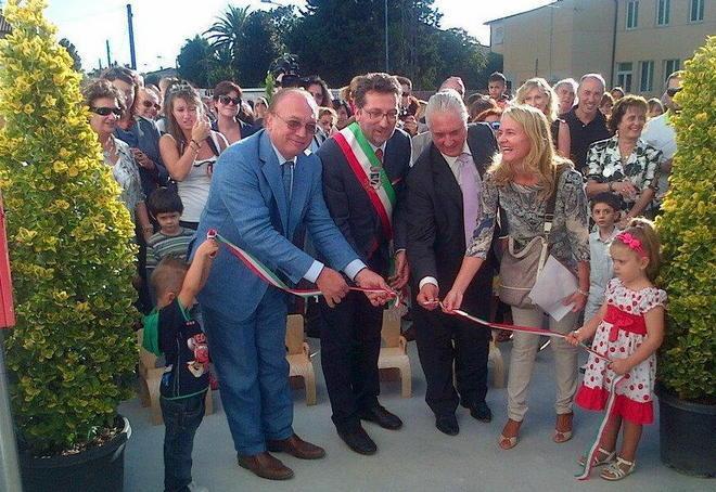 Taglio del nastro a 4 per la scuola hi-tech 