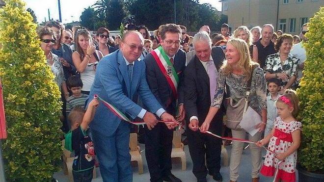 Taglio del nastro a 4 per la scuola hi-tech