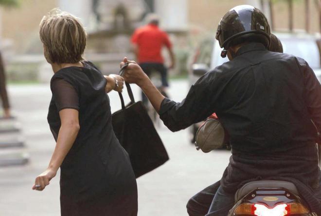 Due colpi in ventiquattro ore Caccia a una coppia di scippatori 