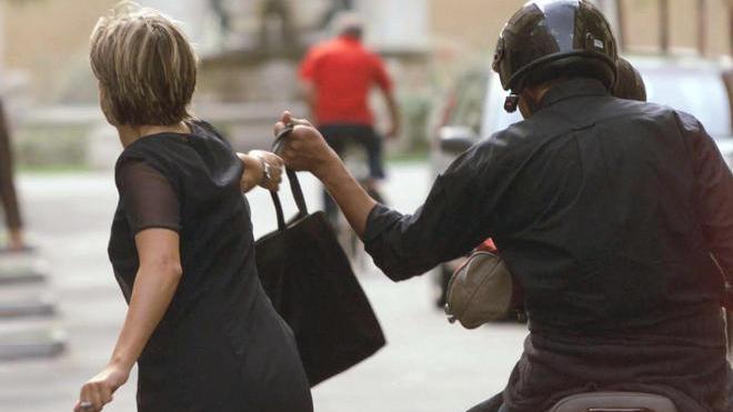 Due colpi in ventiquattro ore Caccia a una coppia di scippatori