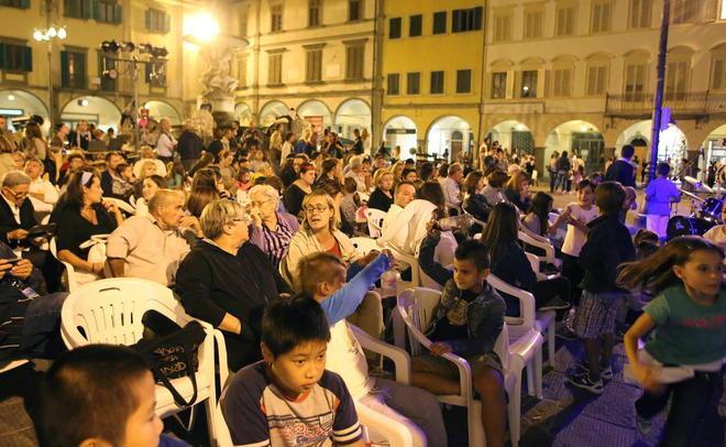 In migliaia a spasso tra eventi e shopping Nottissima da record 