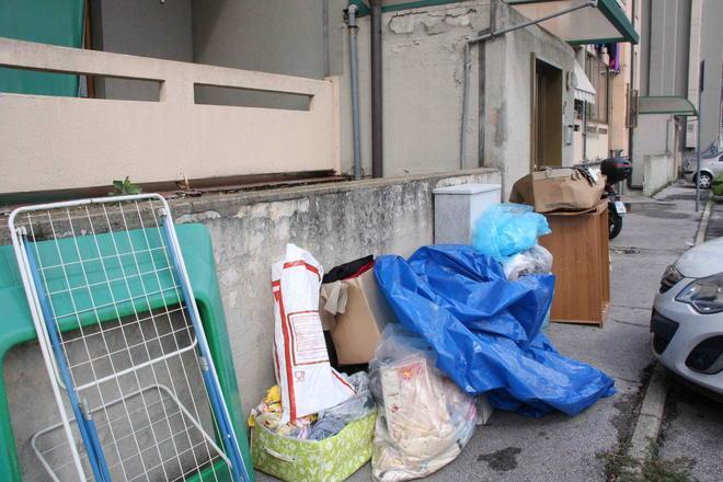 Rifiuti sul marciapiede, protestano i residenti di via di Gabbiana 